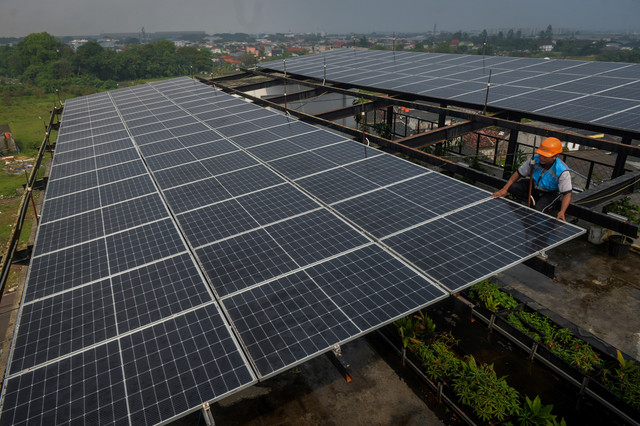 Pekerja memeriksa Pembangkit Listrik Tenaga Surya (PLTS) atap di Rusunawa Cipta Griya Kedaung, Kota Tangerang, Banten, Kamis (30/4/2026). Foto: Putra M. Akbar/ANTARA FOTO 