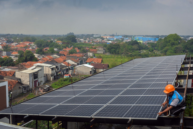 Pekerja memeriksa Pembangkit Listrik Tenaga Surya (PLTS) atap di Rusunawa Cipta Griya Kedaung, Kota Tangerang, Banten, Kamis (30/4/2026). Foto: Putra M. Akbar/ANTARA FOTO