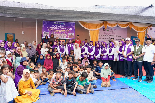 Ketum TP Posyandu sekaligus Ketum TP PKK Tri Tito Karnavian membagikan bantuan sosial di hunian sementara (huntara) Desa Ulee Rubek Timur, Kecamatan Langkahan, Kabupaten Aceh Utara, Aceh, Rabu (29/4/2026). Foto: Kemendag RI