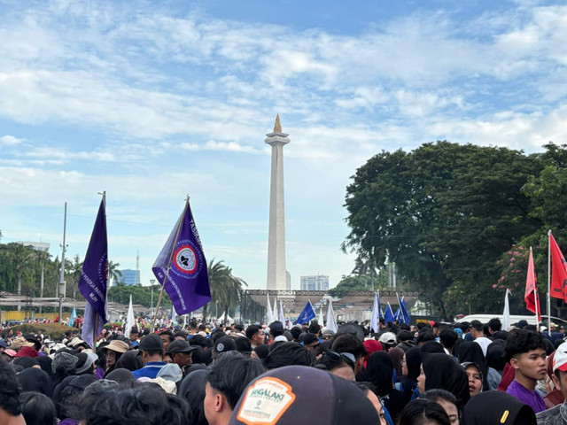 Suasana para buruh di sekitar monas, Jakarta (1/5/2026). Foto: Kevin Daniel/kumparan