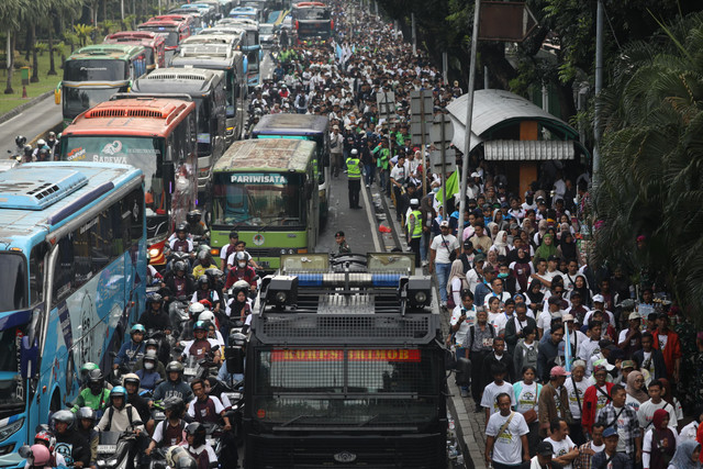 Ribuan buruh mulai padati Monas dalam peringatan Hari Buruh (May Day) di Jakarta, Jumat (1/5/2026).  Foto: Aditia Noviansyah/kumparan