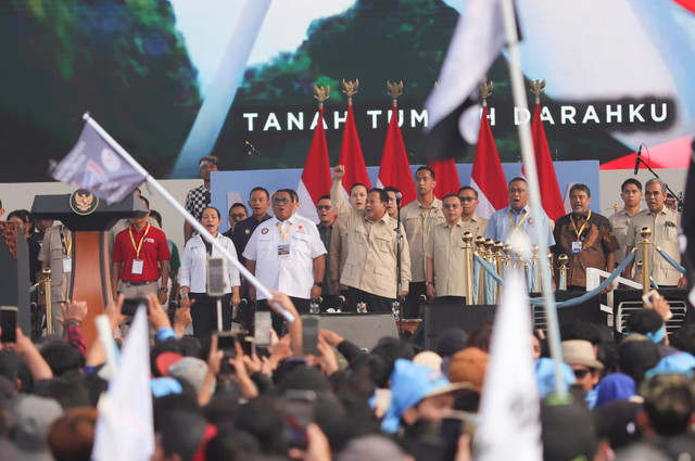 Presiden Prabowo tiba di panggung utama perayaan Hari Buruh di Monas, Jakarta, Jumat (1/5/2026). Foto: Jamal Ramadhan/kumparan