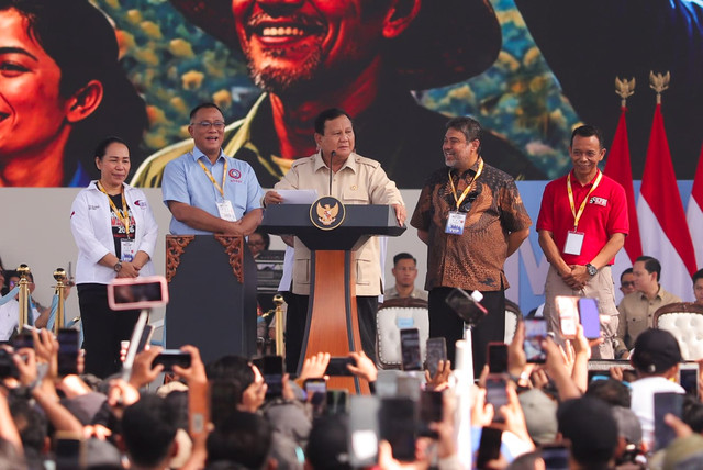 Presiden Prabowo Subianto memberikan sambutan pada perayaan Hari Buruh di Monas, Jakarta, Jumat (1/5/2026). Foto: Jamal Ramadhan/kumparan