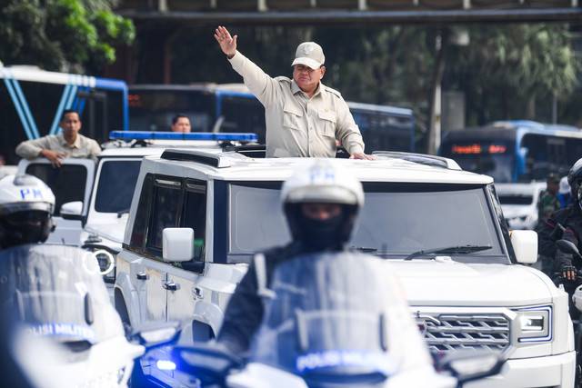 Presiden Prabowo Subianto menyapa massa buruh dari mobil kepresidenan saat menuju lokasi peringatan Hari Buruh Internasional atau May Day 2026 di kawasan Monumen Nasional (Monas), Jakarta, Jumat (1/5/2026).  Foto: M Risyal Hidayat/ANTARA FOTO