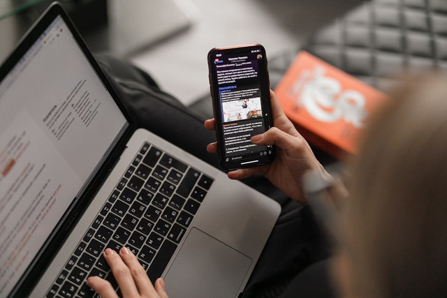 Ilustrasi Cara membuat email baru di HP . Foto: Unsplash/Maxim Ilyahov