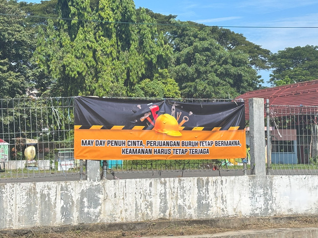 Sejumlah spanduk ajakan aksi damai dalam peringatan Hari Buruh Internasional (May Day) 2026 tersebar di sejumlah titik di Kota Semarang. Foto: Dok. Istimewa