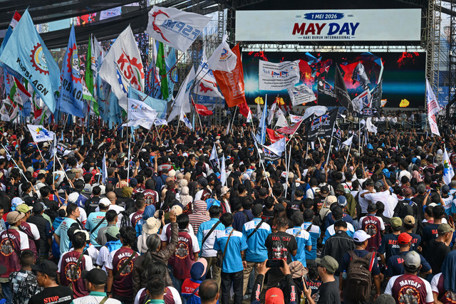 Massa buruh mengikuti peringatan Hari Buruh Internasional atau May Day 2026 di kawasan Monumen Nasional (Monas), Jakarta, Jumat (1/5/2026). Foto: Bayu Pratama S/ANTARA FOTO