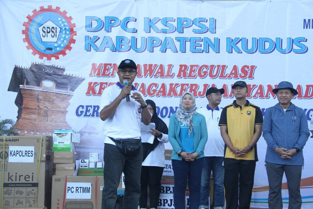 Ratusan buruh menggelar aksi di Kawasan Balai Jagong, Kabupaten Kudus, Jawa Tengah, Jumat (1/5/2026). Foto: Vega Maarijil Ula/kumparan