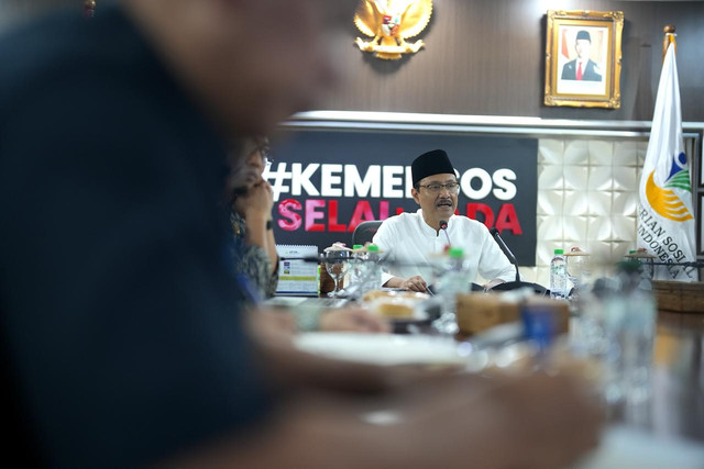 Menteri Sosial Saifullah Yusuf pada pertemuan dengan seluruh kepala sekolah secara daring di Jakarta, Kamis (30/4/2026). Foto: Kemensos RI