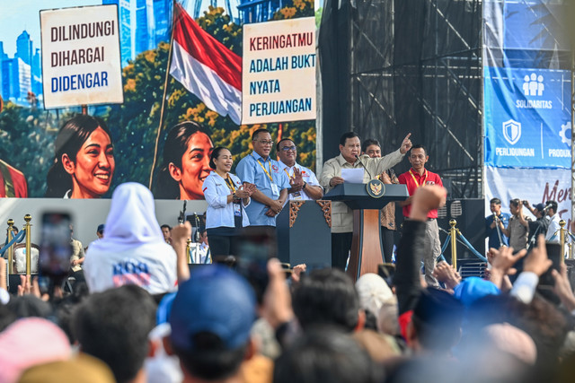 Presiden Prabowo Subianto didampingi Presiden KSBSI Elly Rosita Silaban, MenLH Mohammad Jumhur Hidayat, Presiden KSPSI AGN Andi Gani Nena Wea, Presiden KSPI Said Iqbal, dan Ketum KPBI Ilhamsyah saat peringatan May Day 2026 di Monas, Jakarta, (1/5). Foto: Galih Pradipta/ANTARA FOTO