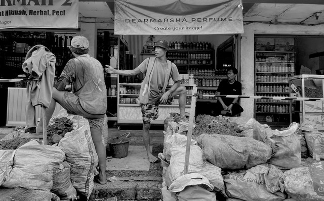 ilustrasi laki-laki bekerja (https://www.pexels.com/id-id/foto/pemandangan-jalanan-di-pasar-jawa-barat-31982960/)