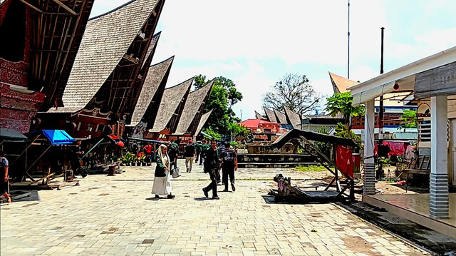 Foto suasana Kampung Ulos Huta Raja yang dikunjungi mahasiswa/i USU (Sumber: Koleksi Pribadi)