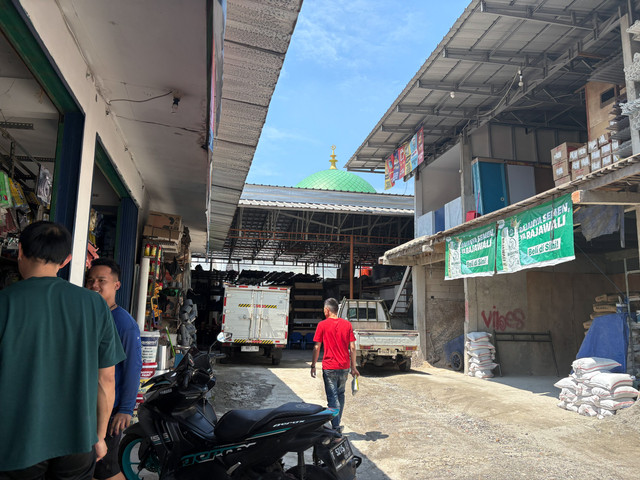 Harga pasir dan semen merangkak naik di sejumlah toko bangunan di Jakarta Selatan dan Bogor, Jumat (1/5/2026). Foto: Muhammad Fhandra Hardiyon/kumparan