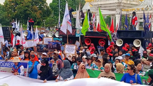 Massa buruh berkumpul di depan Kantor Gubernur, Jalan Pahlawan, Surabaya, Jumat (1/5/2026). Foto: Farusma Okta Verdian/kumparan