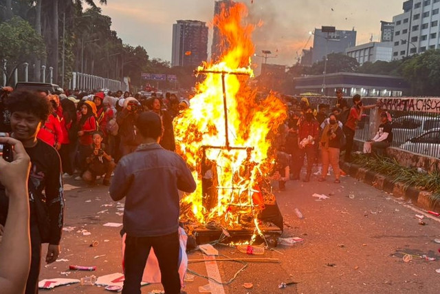 Massa aksi membakar patung replika saat demo Hari Buruh Internasional atau May Day 2026 di depan Gedung DPR/MPR RI, Jakarta, Jumat (1/5/2026). Foto: Jeni Ritanti/kumparan