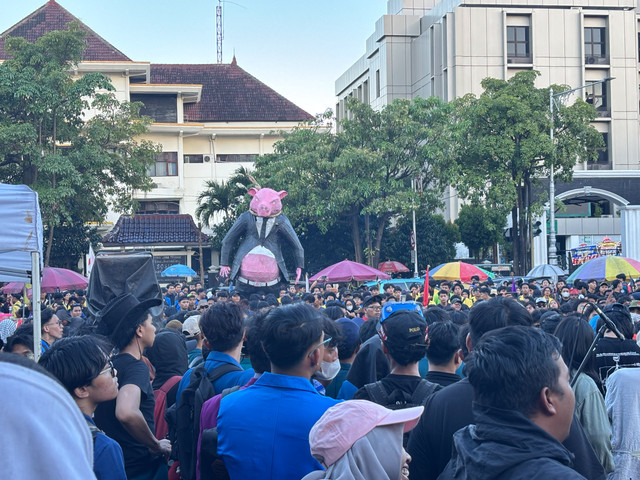 Peringatan Hari Buruh Internasional (May Day) 2026 di depan kantor Gubernur Jawa Tengah, Jalan Pahlawan Kota Semarang, Jumat (1/5/2026). Foto: Intan Alliva/kumparan