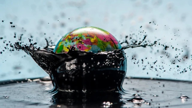 Ilustrasi minyak mentah. Foto: Artem Oleshko/Shutterstock