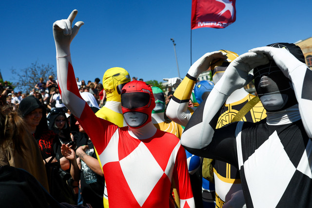 Orang-orang mengenakan kostum Power Rangers saat mereka berpartisipasi dalam demonstrasi "Bebaskan Goerlitzer - Rave melawan Zaun" pada Hari Buruh di Taman Goerlitzer di Berlin, Jerman, Jumat (1/5/2026). Foto: Lisi Niesner/REUTERS