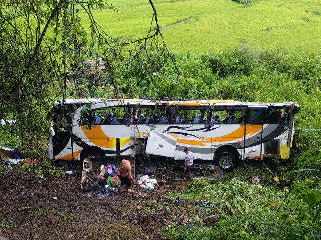 Bus Pariwisata bawa pelajar terjun ke jurang di Toba, Jumat (1/5/2026). Foto: Dok. Polres Toba