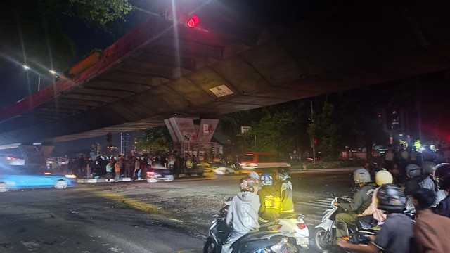 Situasi terkini di Taman Pasupati/Simpang Baltos Tamansari, Kota Bandung usai massa aksi tak dikenal merusak dan membakar fasilitas umum. Lalu lintas kembali normal dan masih ada anggota kepolisian yang berjaga. Jumat (1/5/2026). Foto: Abisatya/kumparan