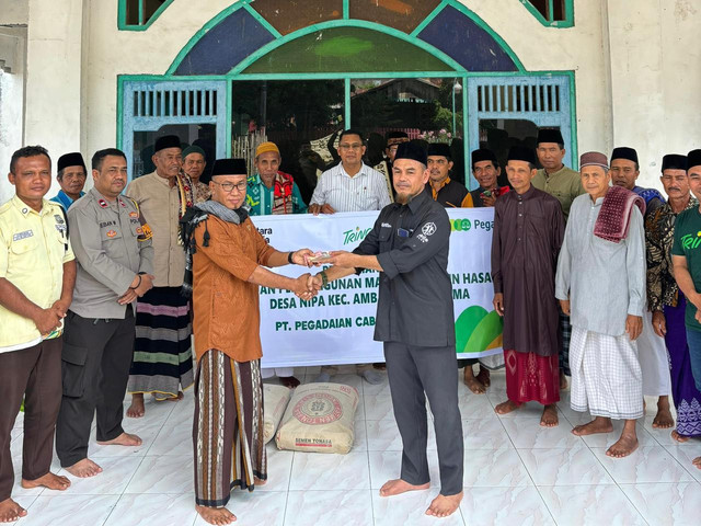 Pegadaian cabang Rasanae menyalurkan bantuan kepada Masjid Uswatun Hasanah di Nipa, Kecamatan Ambalawi, Kabupaten Bima. Foto: dok. Pegadaian.