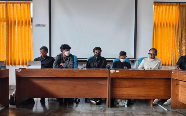 Konferensi pers dugaan kasus kekerasan peserta aksi May Day di Jogja di PSPK UGM, Sabtu (2/5). Foto: Dok. Istimewa