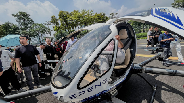 Penampakan Unmanned Aerial Vehicle (UAV) atau taksi terbang nirawak EH216-S di Haixinsha Omni-Space Intelligent Experience Center, di Guangzhou, China, Minggu (26/4/2026). Foto: Fariza Rizky Ananda/kumparan