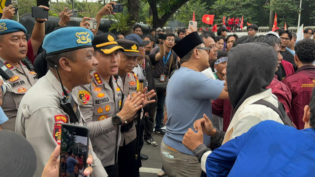 Massa aksi yang tergabung dalam aliansi Badan Eksekutif Mahasiswa Seluruh Indonesia (BEM SI) memaksa menembus barikade polisi di kawasan Patung Kuda di Monas, Jakarta, Sabtu (2/5/2026). Foto: Zamachsyari/kumparan
