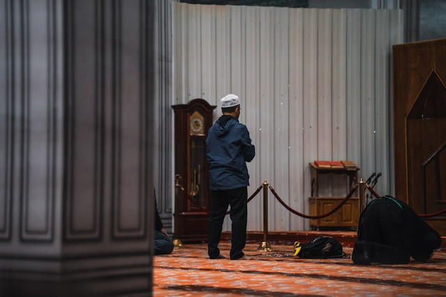 Ilustrasi Tata Cara Sholat Hajat dan Bacaannya, Unsplash/Spenser Sembrat