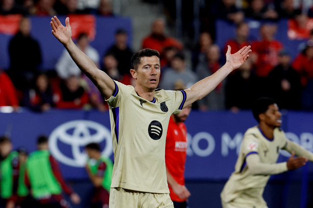 Robert Lewandowski saat Barcelona vs Osasuna dalam laga pekan ke-34 Liga Spanyol 2025/26 di Estadio El Sadar, Minggu (3/5) dini hari WIB. Foto: Vincent West/REUTERS