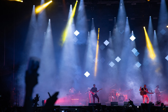 Ilustrasi harga tiket konser 5SOS Jakarta 2026, foto bukan konser yang sebenarnya: Unsplash/Tomáš Malík
