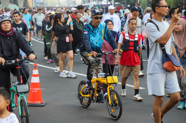 Warga memadati kawasan Car Free Day (CFD) di Bundaran HI, Jakarta, Minggu (3/5/2026). Foto: Iqbal Firdaus/kumparan