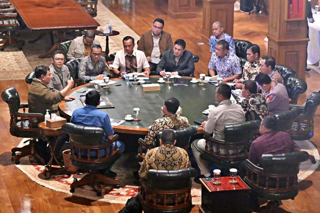 Presiden Prabowo Subianto melaksanakan Rapat Terbatas bersama sejumlah anggota Kabinet Merah Putih di Hambalang, Bogor, Jawa Barat, Sabtu (2/5/2026). Foto: @sekretariat.kabinet/Instagram
