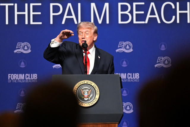 Presiden AS Donald Trump menghadiri sebuah acara di Raymond F. Kravis Center for the Performing Arts di West Palm Beach, Florida, AS, Jumat (1/5/2026). Foto: Roberto Schmidt/Getty Images/AFP
