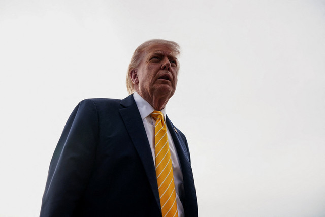 Presiden AS Donald Trump berbicara kepada media sebelum menaiki Air Force One untuk keberangkatan ke Miami, Florida, di Bandara Internasional Palm Beach di West Palm Beach, Florida, AS, Sabtu (2/5/2026). Foto: Nathan Howard/REUTERS