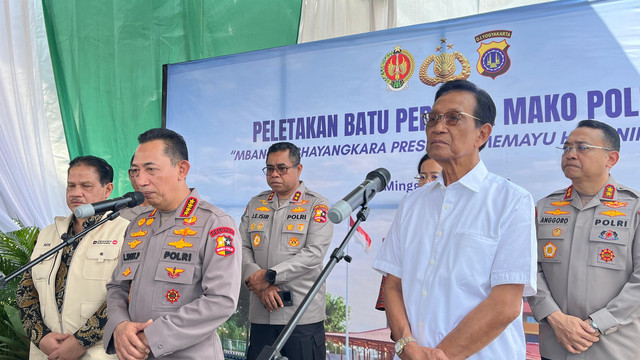 Kapolri Jenderal Polisi Listyo Sigit Prabowo dan Sultan HB X setelah melaksanakan peletakan batu pertama Markas Polda DIY baru di Godean, Sleman, Minggu (3/5). Foto: Pandangan Jogja/Gigih Imanadi Darma