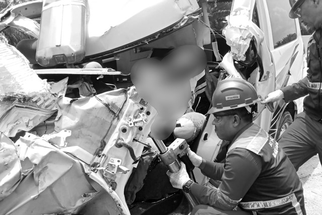 Proses evakuasi kecelakaan yang melibatkan ambulans dengan Truk Fuso di Tol Tebing Tinggi, Sumut, Sabtu (2/5/2026). Foto: Dok. PJR Ditlantas Polda Sumut