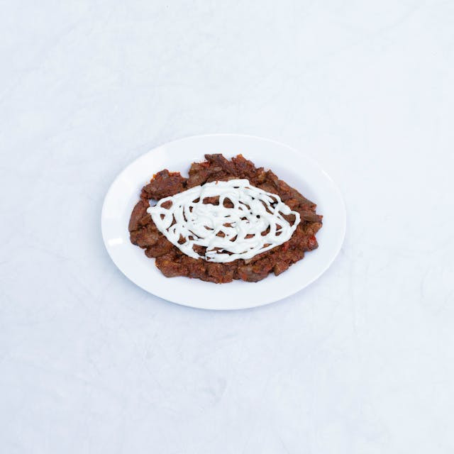sumber;Foto oleh J KREATOR dari Pexels: https://www.pexels.com/id-id/foto/kebab-iskender-lezat-di-piring-putih-32986454/
