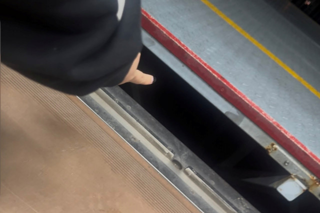 Celah peron dan gerbong KRL Commuterline tempat penumpang diduga mengalami pelecehan seksual di Stasiun Kebayoran, Jakarta.  Foto: Threads/@andinewst