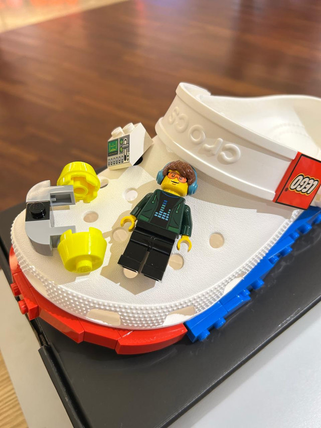 Koleksi terbaru kolaborasi Crocs x Lego. Foto: Judith Aura/kumparan