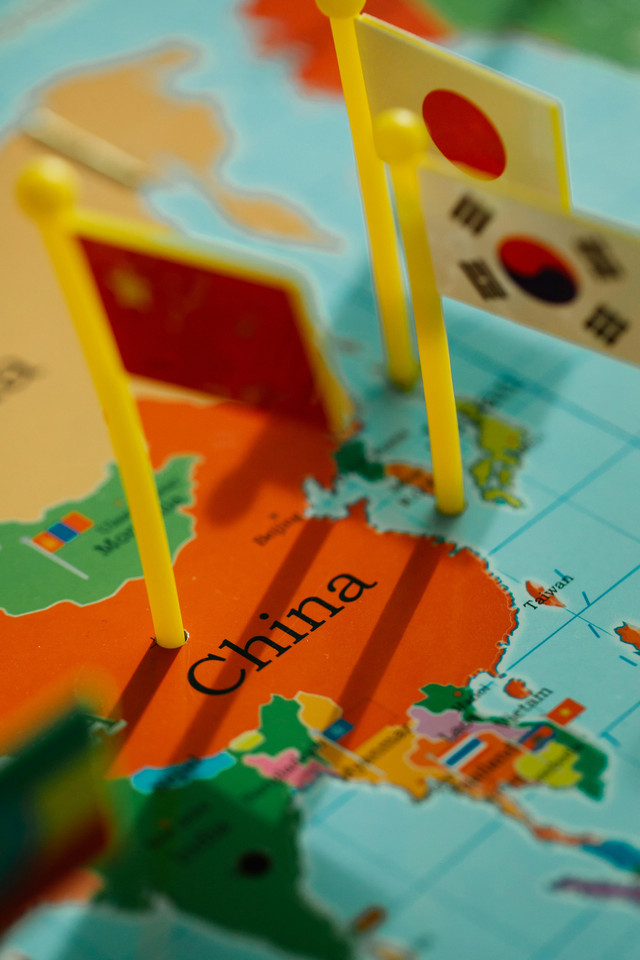 https://www.pexels.com/id-id/foto/cina-peta-dunia-atlas-tujuan-8828592/