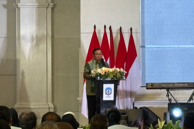 Gubernur DKI Jakarta Pramono Anung memberikan sambutan saat menghadiri pengukuhan kepengurusan Ikatan Keluarga Kalimantan Barat (IKKB) Periode 2026-2030 di Hotel Tavia Heritage, Jakarta Pusat, Minggu (3/5/2026). Foto: Jeni Ritanti/kumparan