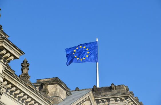 photo by Waldemar Brandt https://unsplash.com/id/foto/mengibarkan-bendera-biru-dan-kuning-wRAHbIziQfg