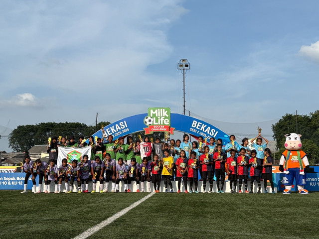 Juara, runner-up, semifinalis KU 10 serta KU 12 merayakan keberhasilan bersama di podium usai pertandingan final MilkLife Soccer Challenge Bekasi Seri 2 2025 - 2026 di di Bekasi International Soccer Field dan Lap. Yonif 202 Tajimalela, Minggu (3/5).  Foto: Antika Fahira/kumparan