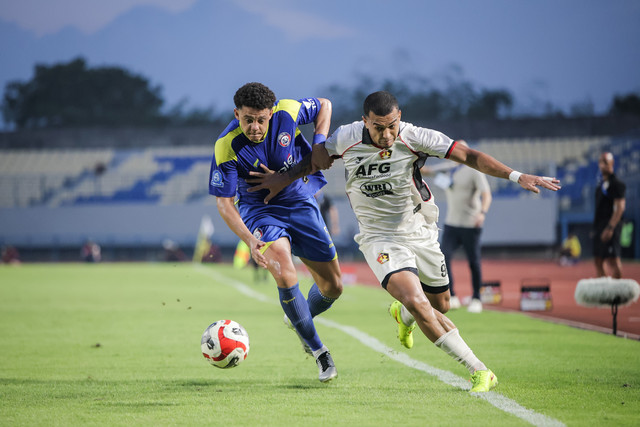 Pemain Persik Kediri Rodrigo Dias berebut bola dengan pemain Arema FC Walisson Maia pada pertandingan Super League di Stadion Gelora Joko Samudro, Gresik, Jawa Timur, Minggu (3/5/2026). Foto: Rizal Hanafi/ANTARA FOTO