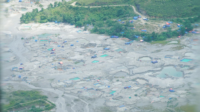 Satgas PKH bersama Kodam XV/Pattimura menertibkan tambang ilegal di kawasan Gunung Botak, Pulau Buru, Maluku. Foto: Dok. Kodam Pattimura