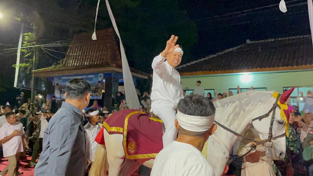 Gubernur Jawa Barat Dedi Mulyadi menghadiri peringatan Milangkala Tatar Sunda 2026 di Kabupaten Ciamis, Minggu (3/5/2026). Foto: Istimewa