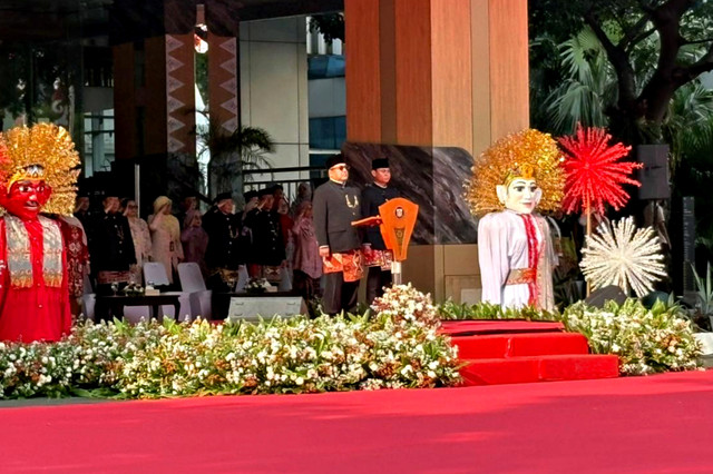 Wakil Gubernur DKI Jakarta Rano Karno saat menjadi inspektur upacara Hari Pendidikan Nasional di Balai Kota DKI Jakarta, Senin (4/5/2026). Foto: Nasywa Athifah/kumparan