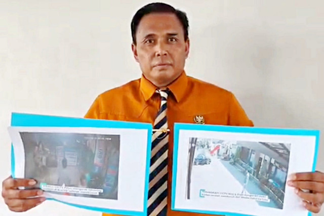 Kuasa hukum keluarga korban, Heri Reang, saat menunjukkan bukti rekaman CCTV kepada wartawan pada Jumat (1/5/2026). Foto: Dok. kumparan