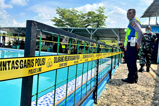 Garis polisi terpasang di kolam renang di Desa Lodaya, Kecamatan Randudongkal, Kabupaten Pemalang, Jawa Tengah usai seorang bocah meninggal. Foto: Dok. Polres Pemalang